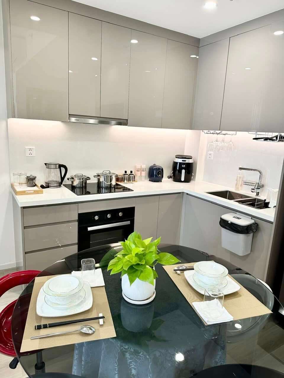 Hình ảnh thực tế bàn giao phụ kiện tủ bếp và Lò nướng âm tủ 56L Malloca EB-56ERG-5BC15