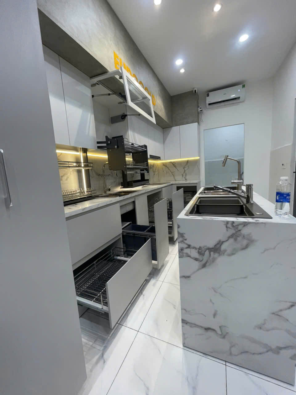 Hình ảnh thực tế Showroom Smartkitchen có Lò nướng âm tủ 57L Malloca MOV-575 AMG