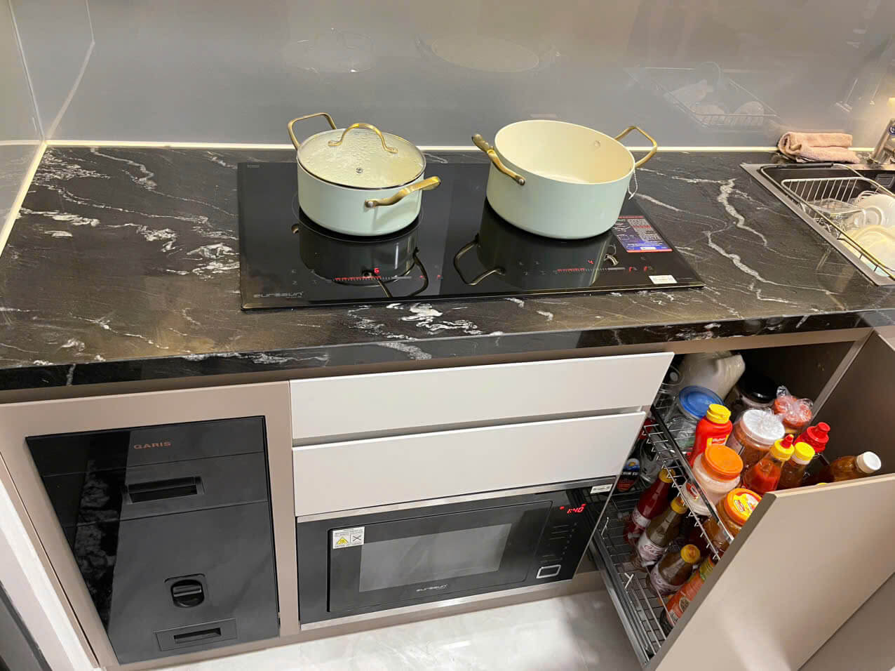 Lò nướng âm tủ 65L Malloca MOV65T5 minh họa phụ kiện tủ bếp tại Smartkitchen