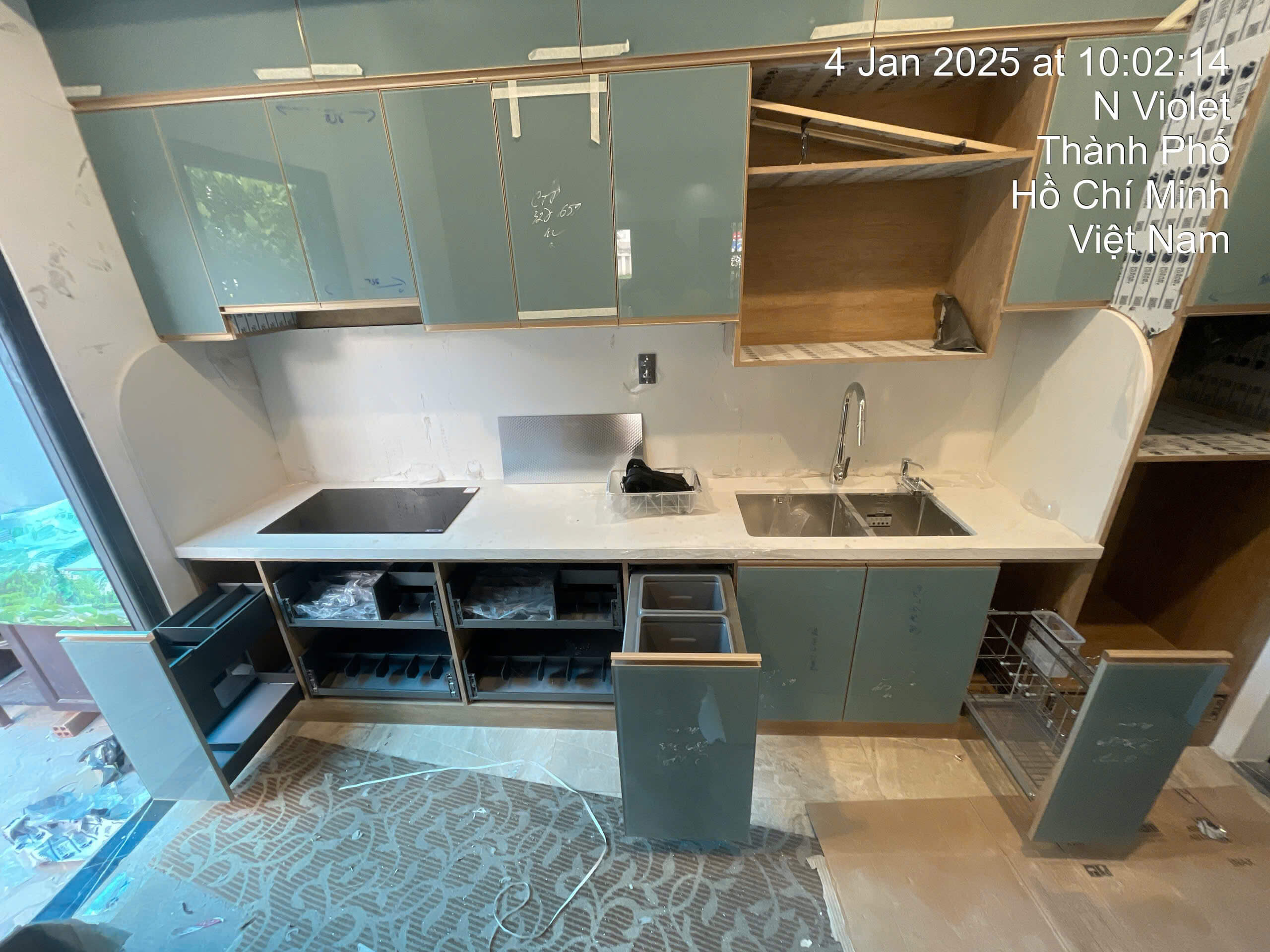 Hình ảnh thực tế bàn giao phụ kiện tủ bếp cho khách của Smartkitchen